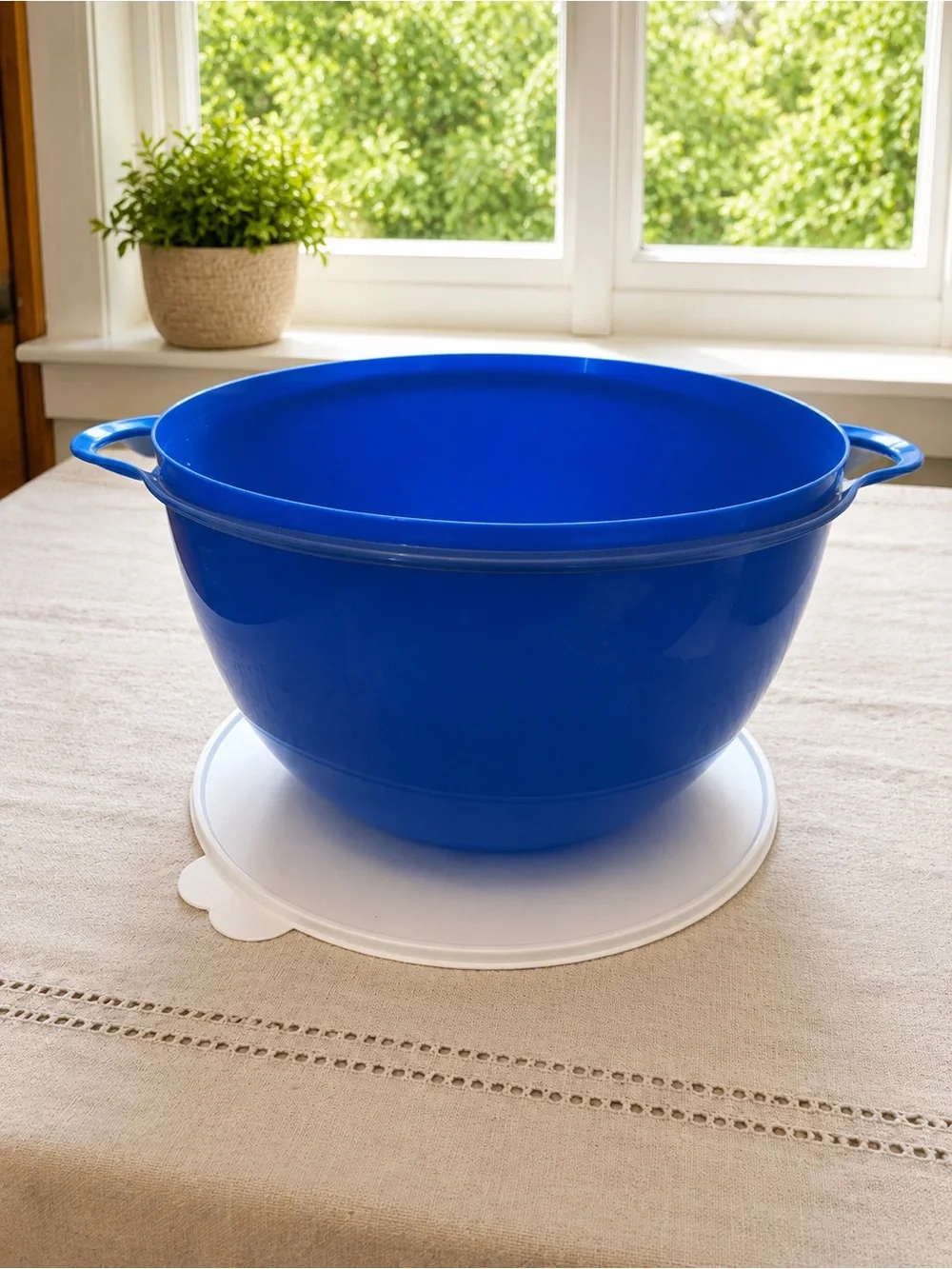 NEW Tupperware set 2 Bowls. One Bowl Blue 14L One Bowl Pink 7.8L With their Lids